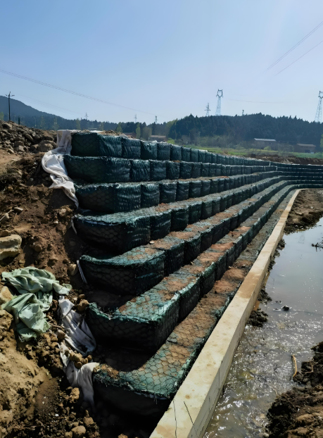 บล็อกบริษัทล่าสุดเกี่ยวกับ Gabion Mesh Technology Strengthens Riverbank Protection and Flood Control Projects