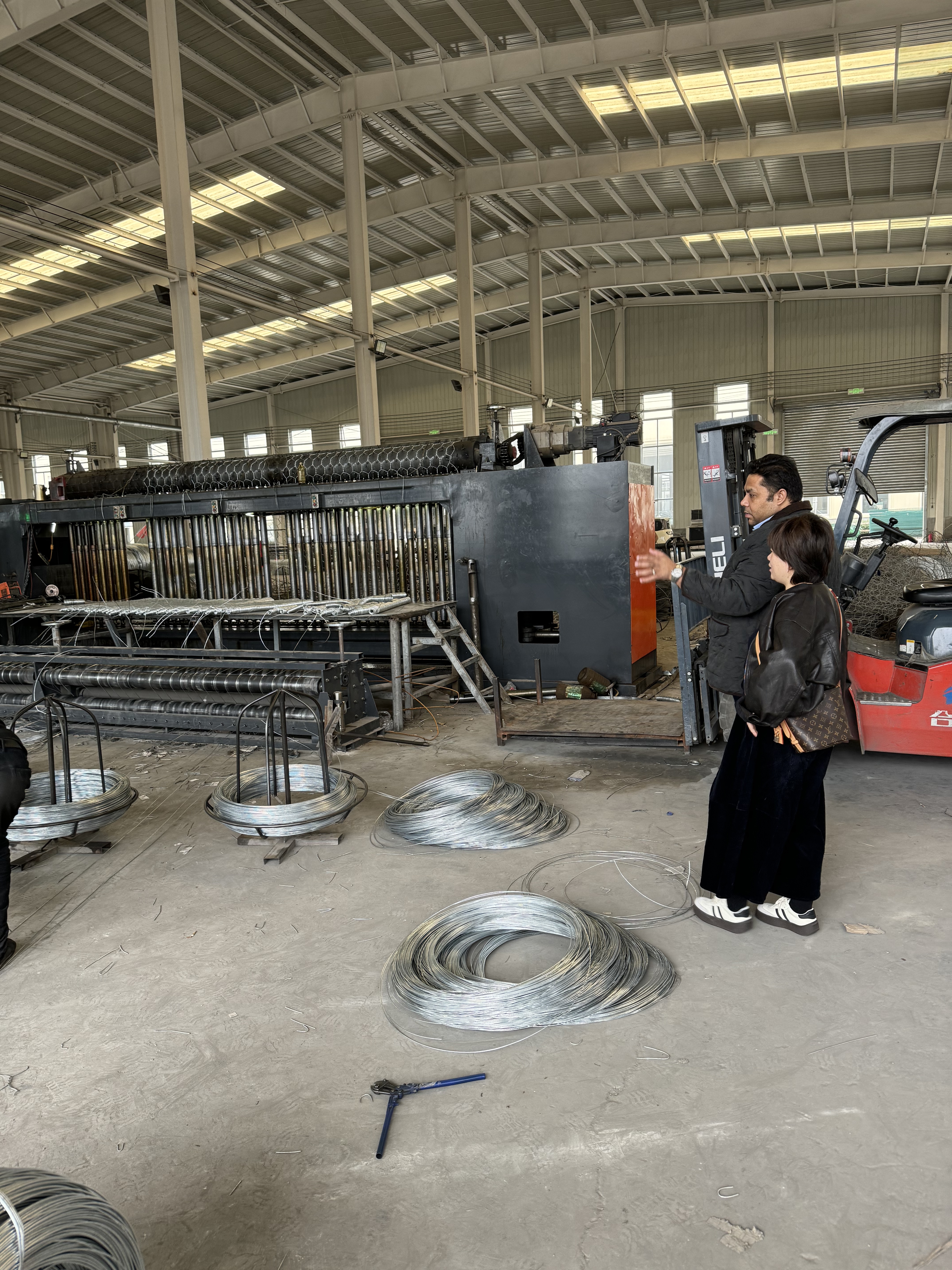 บล็อกบริษัทล่าสุดเกี่ยวกับ Nepal Clients Visit Our Factory to Inspect Automatic Gabion Mesh Machine