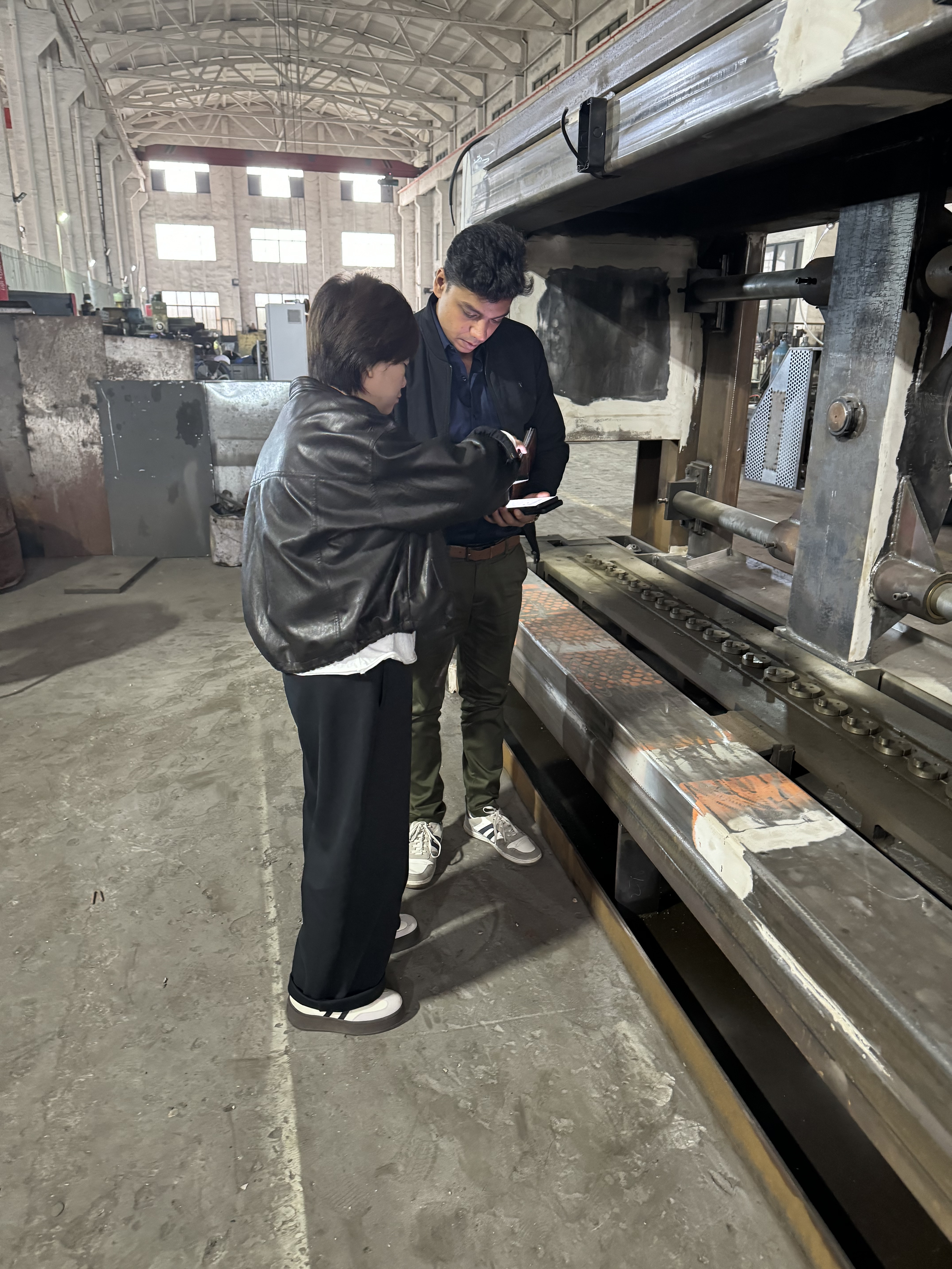 บล็อกบริษัทล่าสุดเกี่ยวกับ Indian Clients Visit Our Factory for Gabion Mesh Machine Inspection