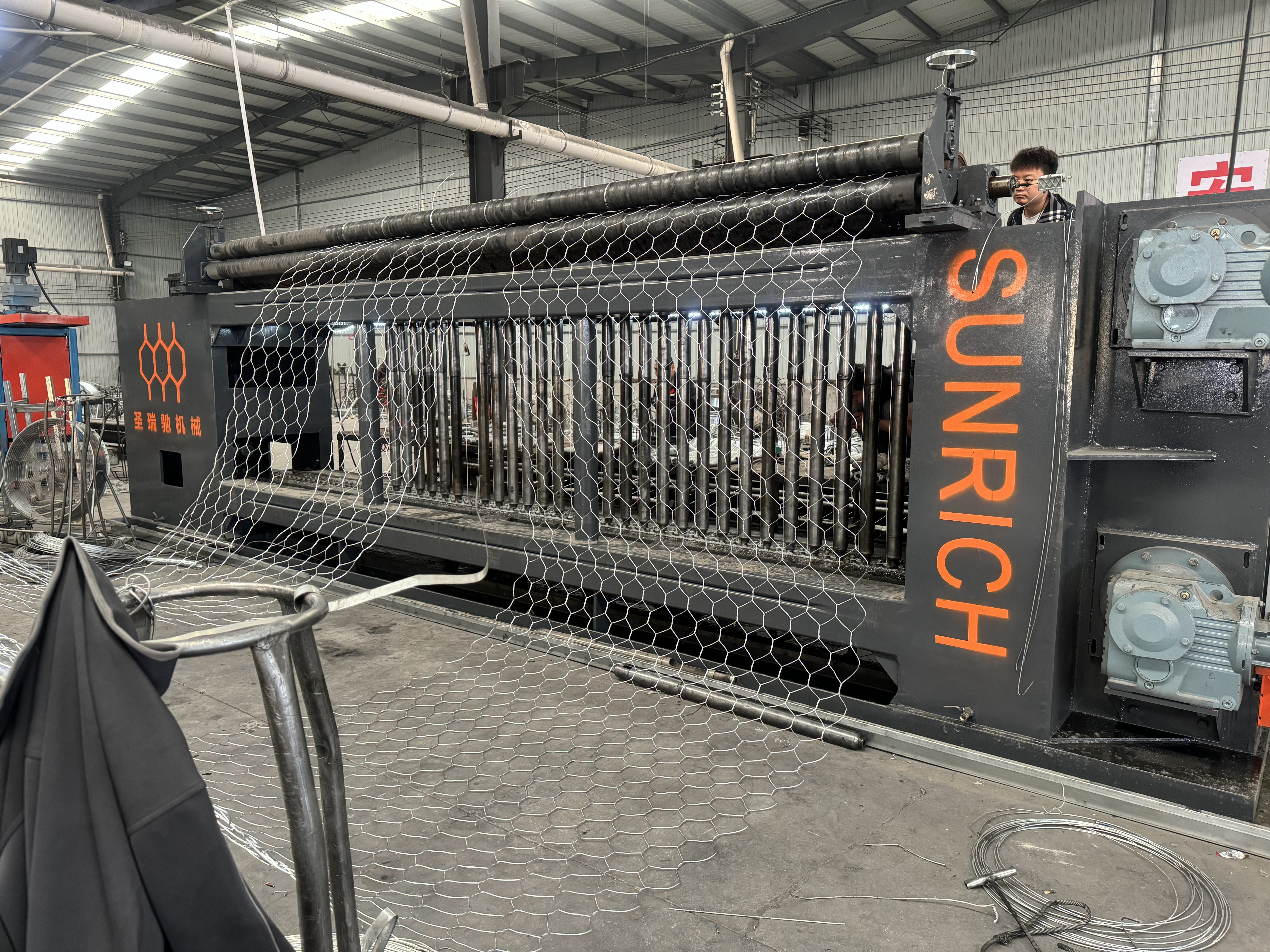 บล็อกบริษัทล่าสุดเกี่ยวกับ เครื่องจักรทำตาข่าย Gabion CNC Servo ถูกส่งไปยังเนปาลสำหรับโครงการป้องกันแม่น้ำ