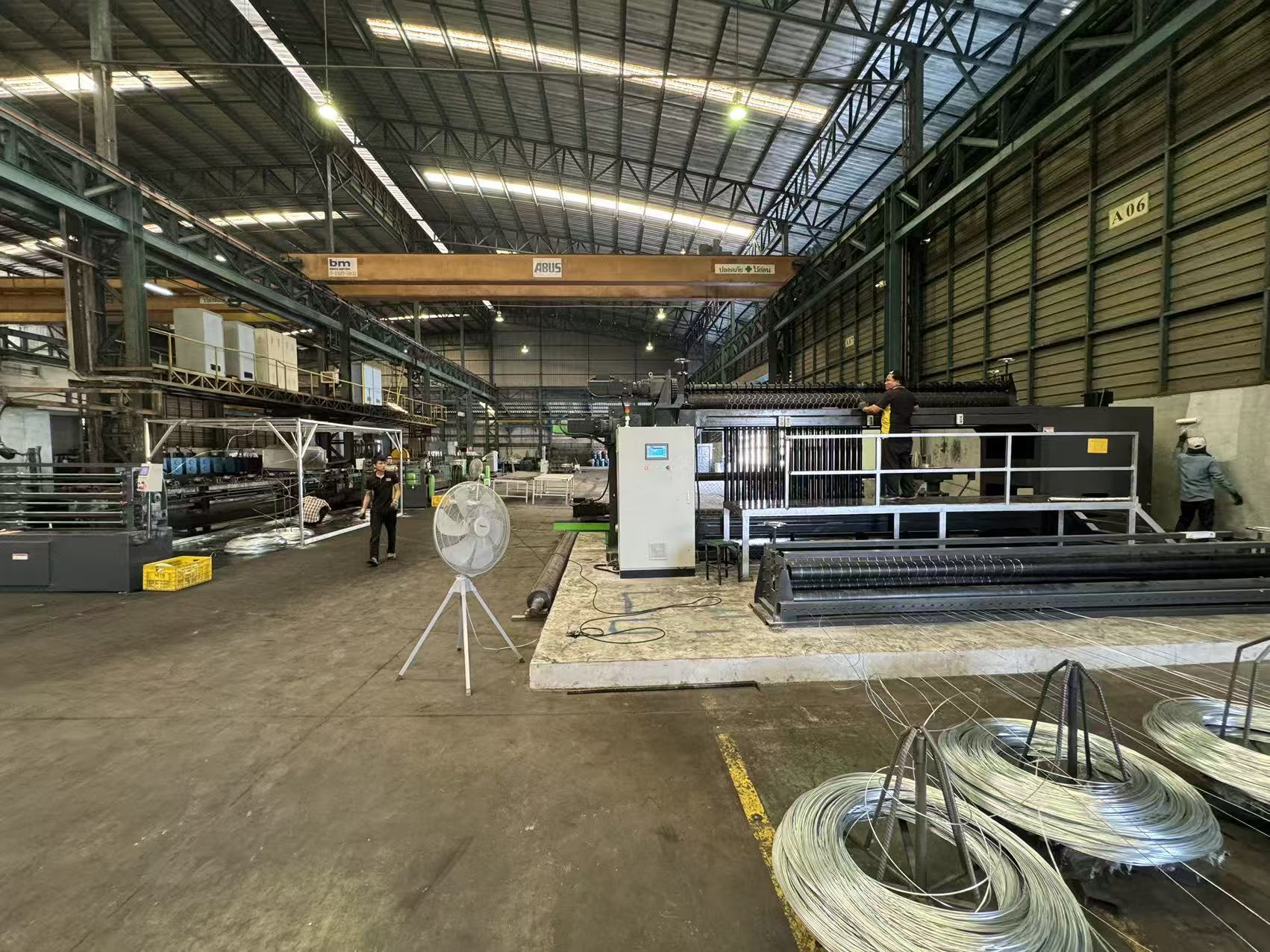 บล็อกบริษัทล่าสุดเกี่ยวกับ What Causes Low Output in a Gabion Mesh Machine and How Can Production Efficiency Be Improved?
