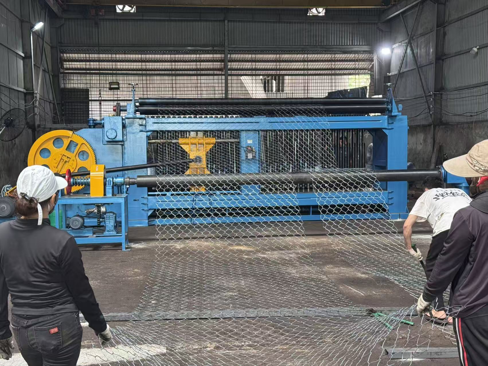 บล็อกบริษัทล่าสุดเกี่ยวกับ Complete Gabion Mesh Production Line Successfully Commissioned in Vietnam