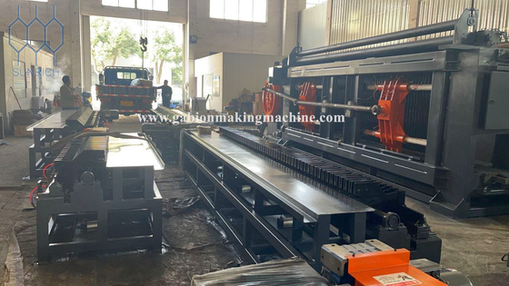 ซื้อ ความแข็งแรงในการดึง 350-550N / มม2 สายการผลิต Gabion ด้วยขนาด Mesh 60X80-80X100MM และระบบควบคุม PLC การผลิตออนไลน์