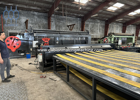 อุปกรณ์ประสิทธิภาพสูง Gabion Mesh เครื่องกับเหล็กกระปุกหรือ PVC ผิวเคลือบสาย
